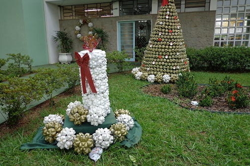 Jardim enfeitado para o fim de ano
