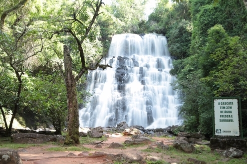 Cascata próxima ao Santa Bárbara Resort Residence é ótima opção de lazer neste calor
